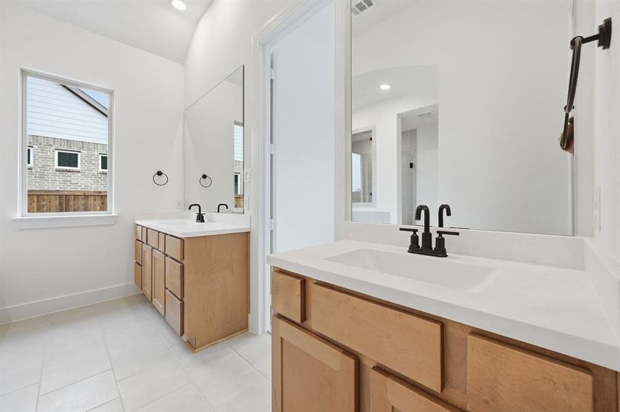 Furnished interior view inside a new home in Ridge Crossing, Waxahachie (Image 9).