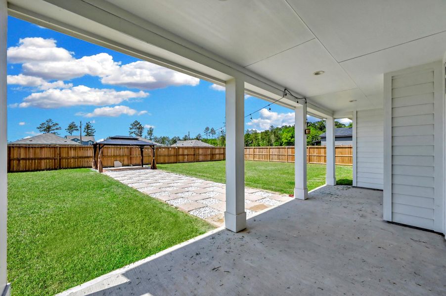 Exterior details and patio area of a home in Spring Branch Crossing, Conroe (Image 25).