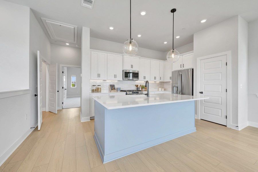 Kitchen (Staged) Kitchen (Staged)