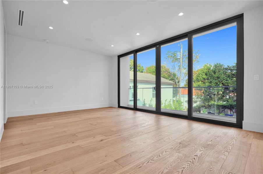 Spacious, unfurnished interior of a new home in , Miami (Image 23).