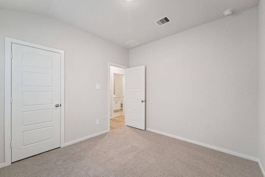 Spacious, unfurnished interior of a new home in Southwinds, Baytown (Image 29).