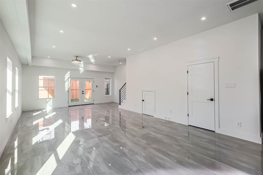 Spacious, unfurnished interior of a new home in , Houston (Image 29).