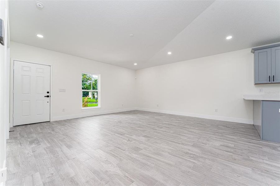 Spacious, unfurnished interior of a new home in , Tampa (Image 12).