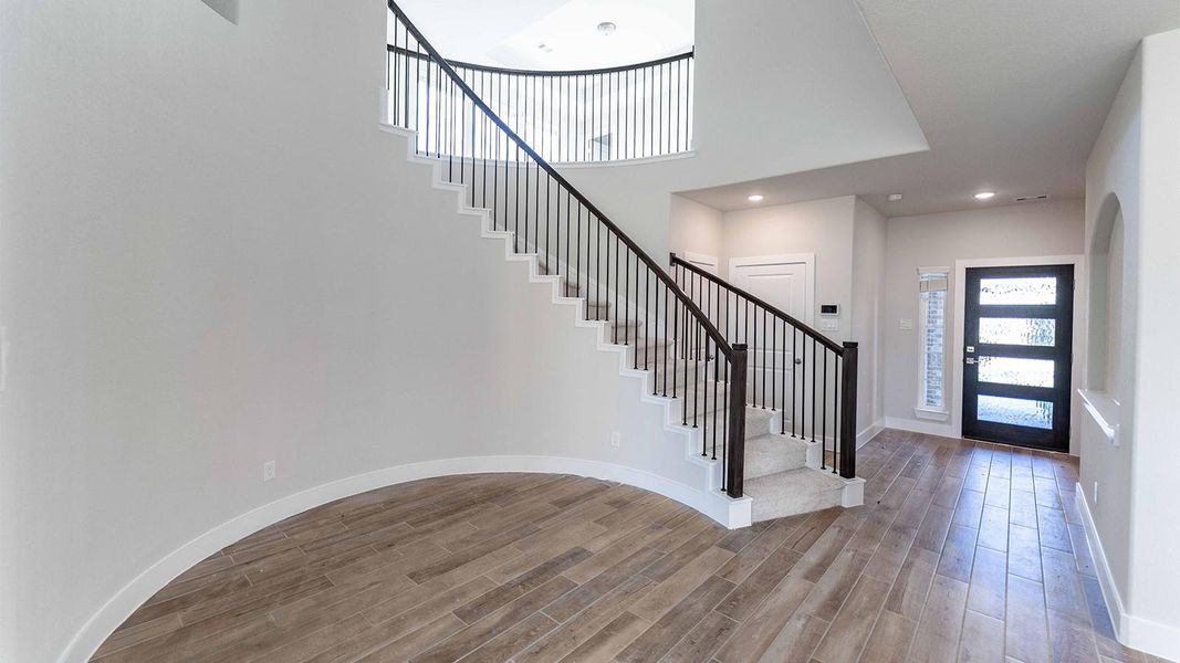Spacious, unfurnished interior of a new home in Sunterra, Katy (Image 8).