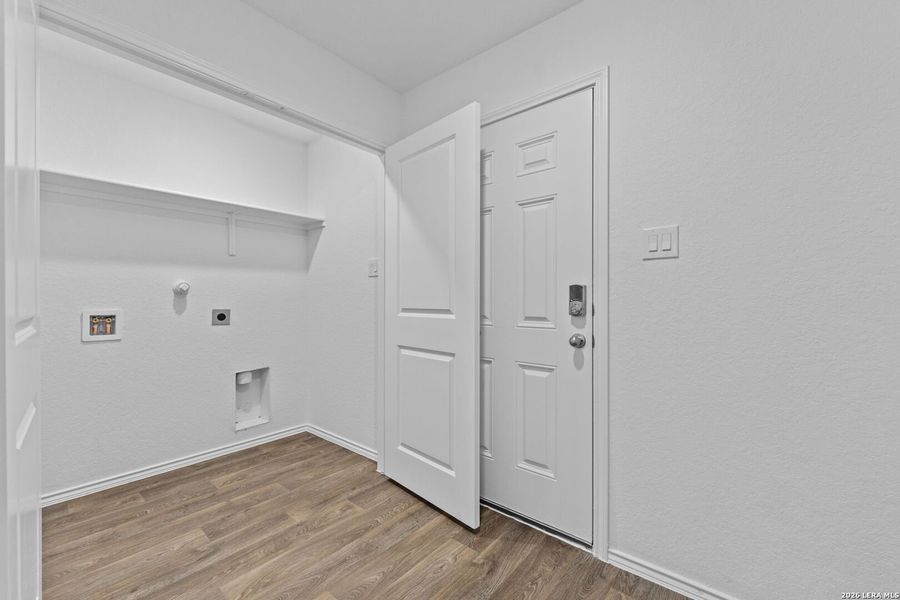 Spacious, unfurnished interior of a new home in Stonehill, San Antonio (Image 28).