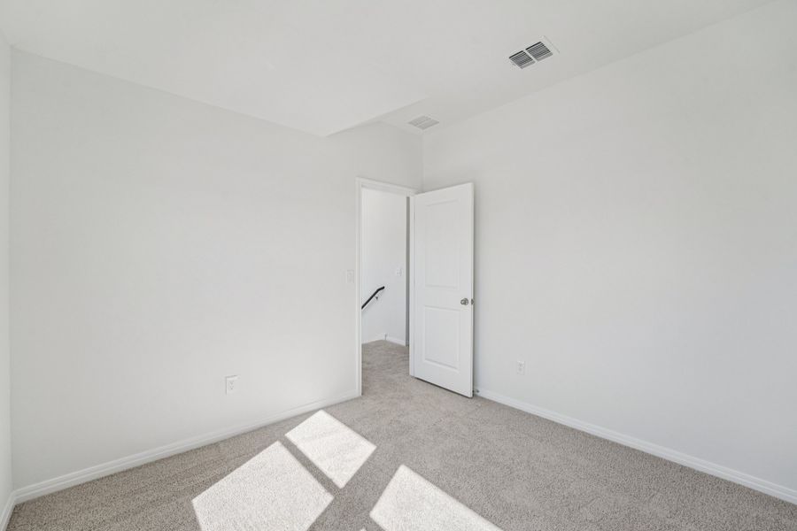 Spacious, unfurnished interior of a new home in Porter Country, Buda (Image 15).