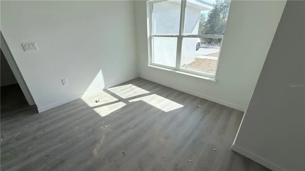 Spacious, unfurnished interior of a new home in , Dunnellon (Image 11).