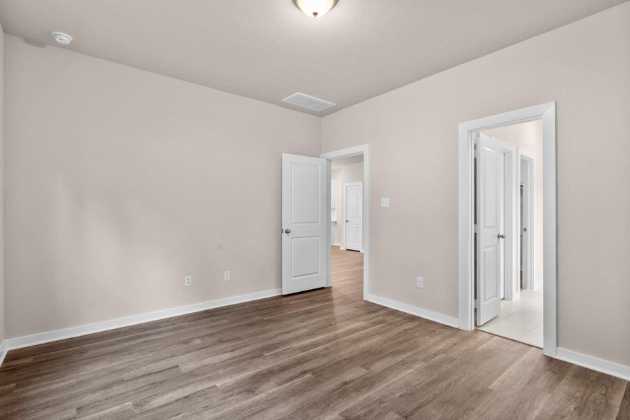 Spacious, unfurnished interior of a new home in Westridge Cove, Conroe (Image 22).