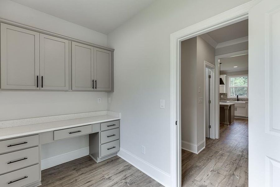 Spacious, unfurnished interior of a new home in , Bishop (Image 33).