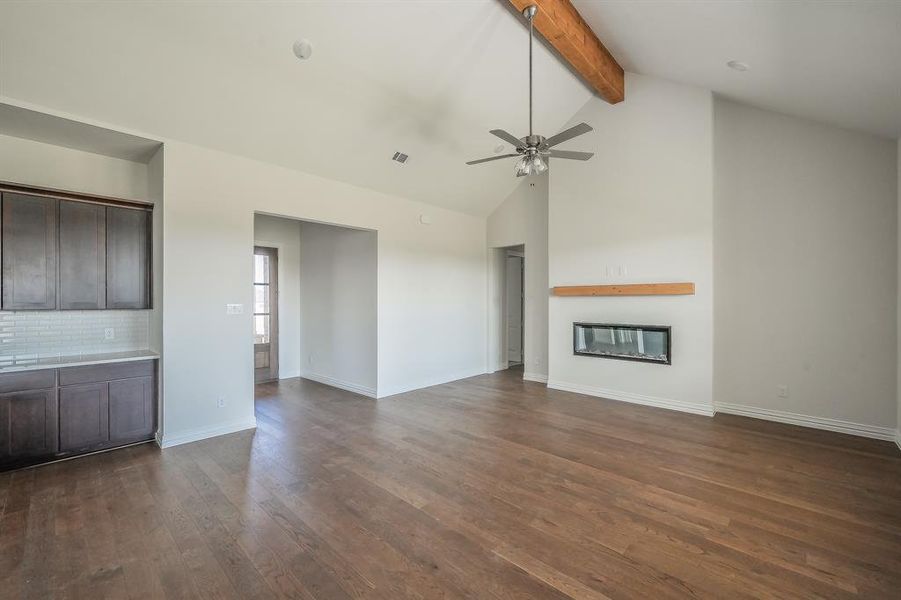 Spacious, unfurnished interior of a new home in Matthews Farms, Venus (Image 19). Spacious, unfurnished interior of a new home in Matthews Farms, Venus (Image 19).