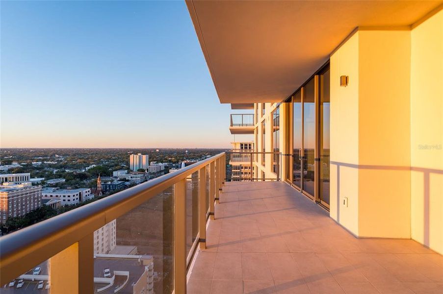 Condo located in St. Petersburg, FL showcasing its design and architecture (Image 30).