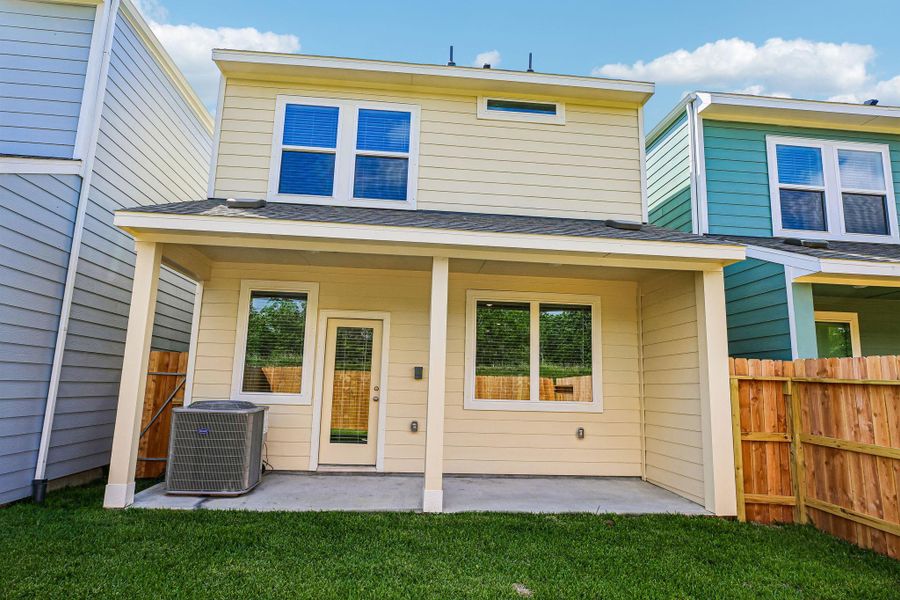 Exterior details and patio area of a home in Kemah Crossing - City Series, Kemah (Image 26).