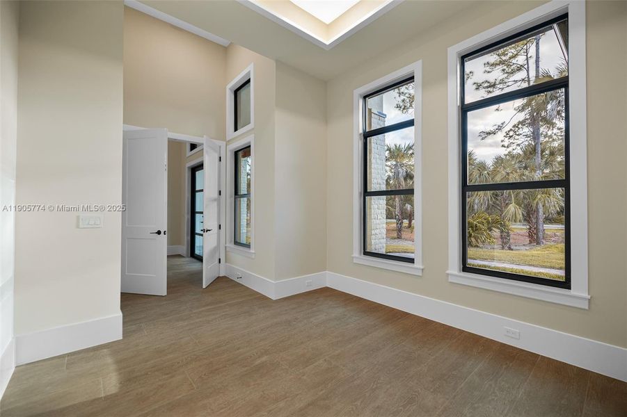 Spacious, unfurnished interior of a new home in , Naples (Image 19).