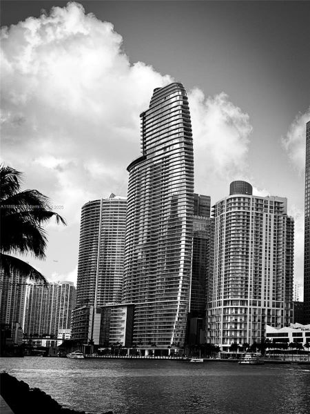 Condo located in Miami, FL showcasing its design and architecture (Image 3).