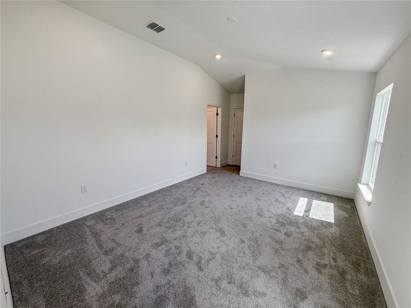 Spacious, unfurnished interior of a new home in Arbor Park, Leesburg (Image 9).