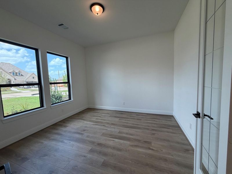 Spacious, unfurnished interior of a new home in Meridiana 70', Manvel (Image 8).