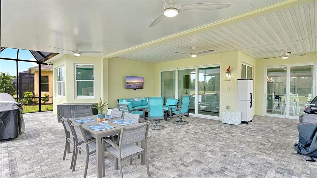 Exterior details and patio area of a home in , Daytona Beach (Image 4).