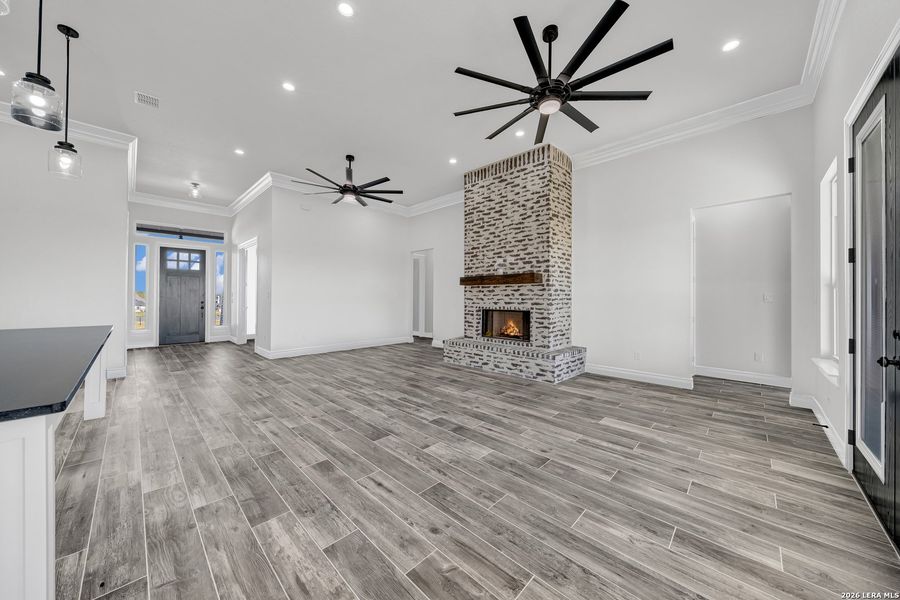 Spacious, unfurnished interior of a new home in , La Vernia (Image 27).