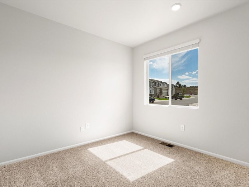 Spacious, unfurnished interior of a new home in Lake Bluff, Greeley (Image 12).