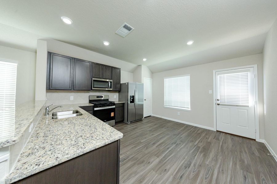Furnished interior view inside a new home in Mackenzie Creek, Conroe (Image 6).