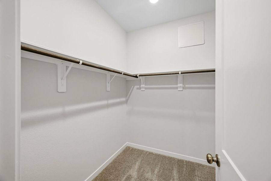 Spacious, unfurnished interior of a new home in Sherwood Glen, Conroe (Image 9).