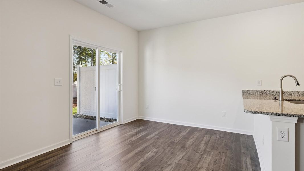 Spacious, unfurnished interior of a new home in Cherokee Crossing, Kodak (Image 9).