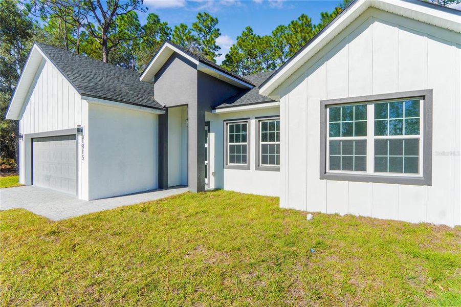 Exterior details and patio area of a home in , Dunnellon (Image 4).