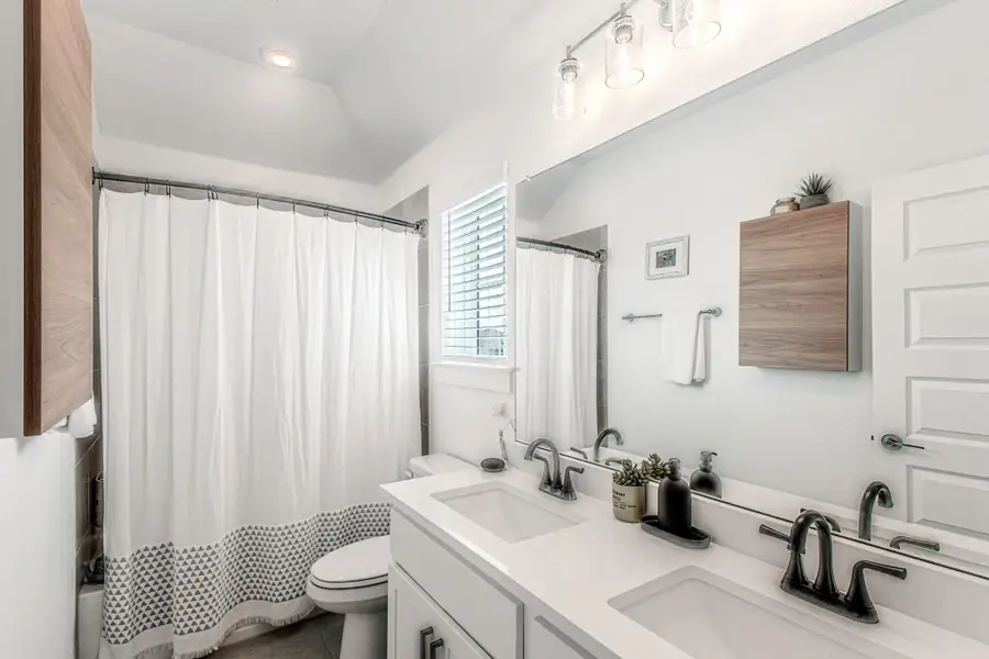 Upstairs full bathroom