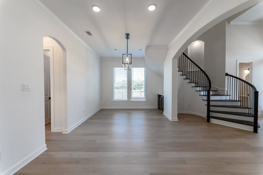 Spacious, unfurnished interior of a new home in Heath Golf & Yacht Club, Heath (Image 26).