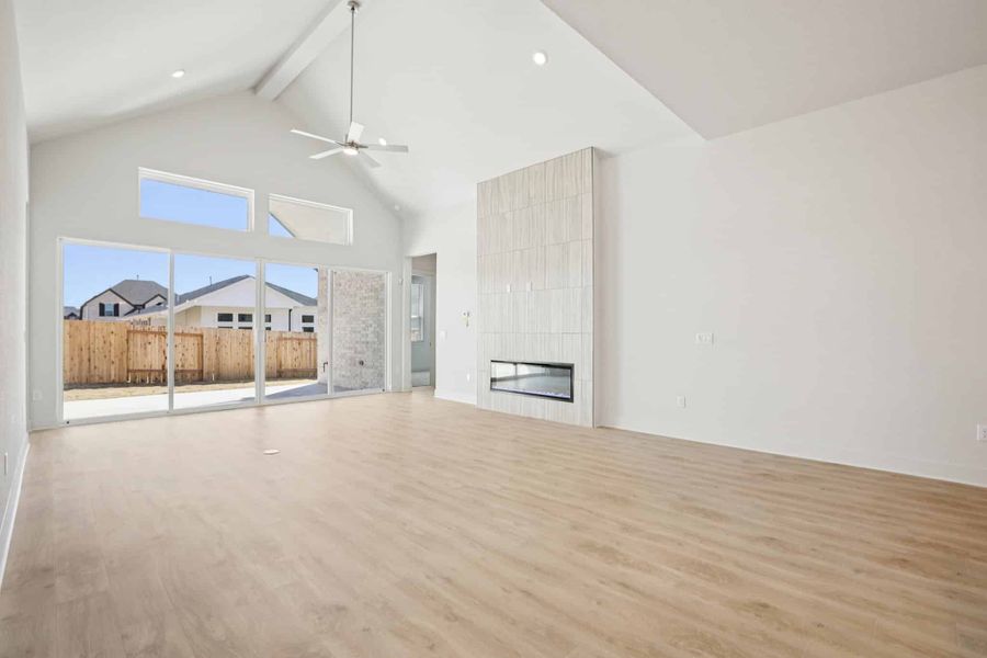 Spacious, unfurnished interior of a new home in Sunfield, Buda (Image 30).