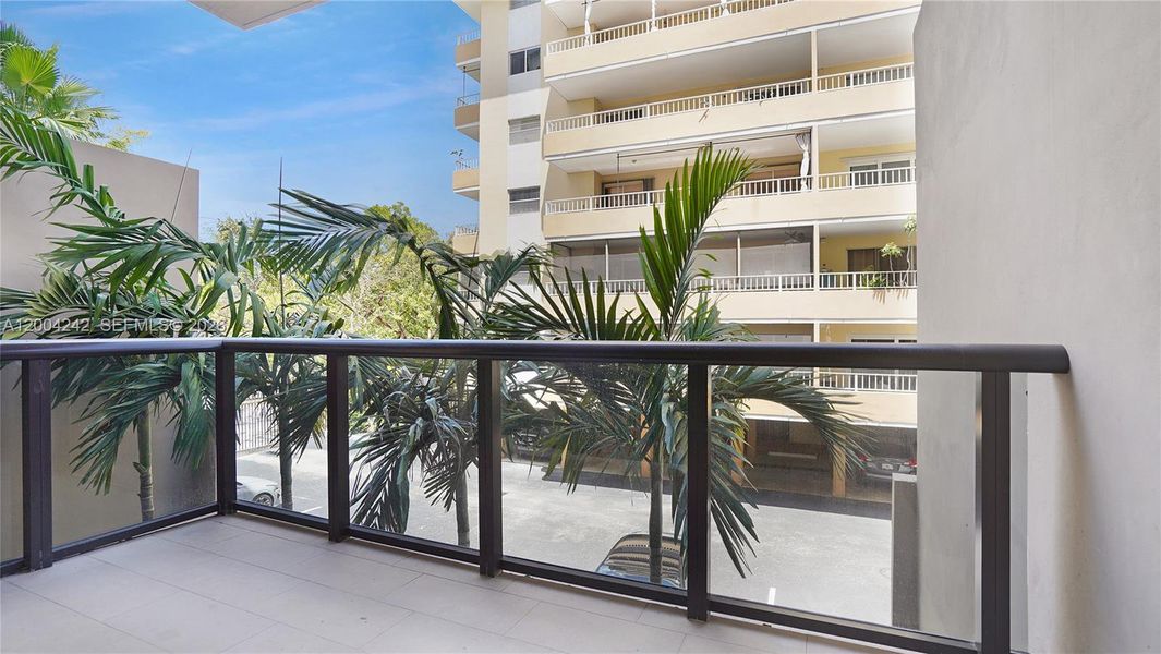 Condo located in Miami, FL showcasing its design and architecture (Image 5).