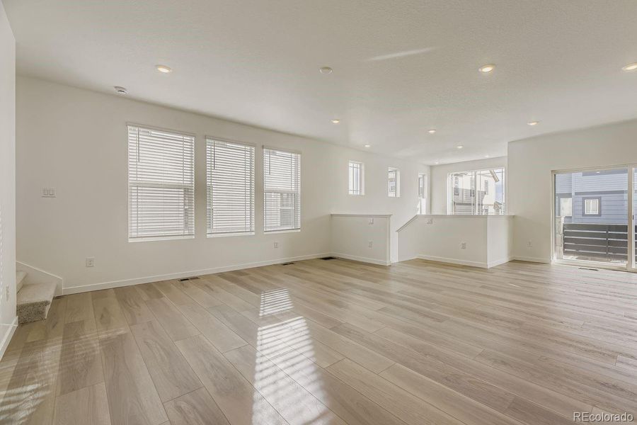 Spacious, unfurnished interior of a new home in Sterling Ranch, Littleton (Image 12).