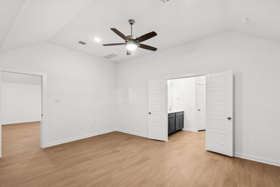 Spacious, unfurnished interior of a new home in Lago Mar, Santa Fe (Image 19). Spacious, unfurnished interior of a new home in Lago Mar, Santa Fe (Image 19).
