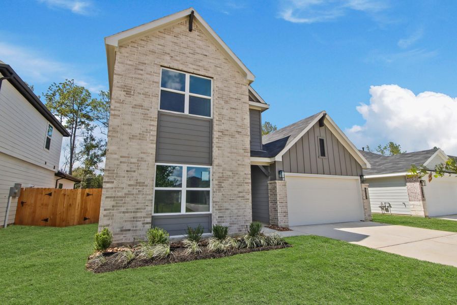 Exterior details and patio area of a home in Silverthorne, Conroe (Image 2). Exterior details and patio area of a home in Silverthorne, Conroe (Image 2).