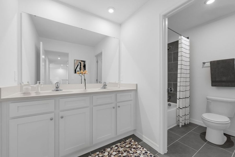 Upstairs Full Bathroom