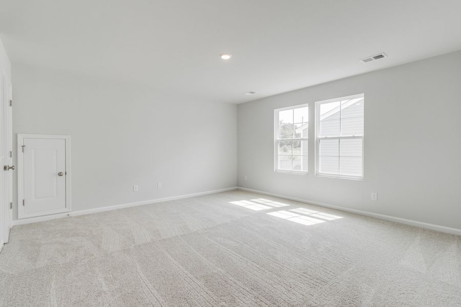 Spacious, unfurnished interior of a new home in Bluefield, Lexington (Image 34).