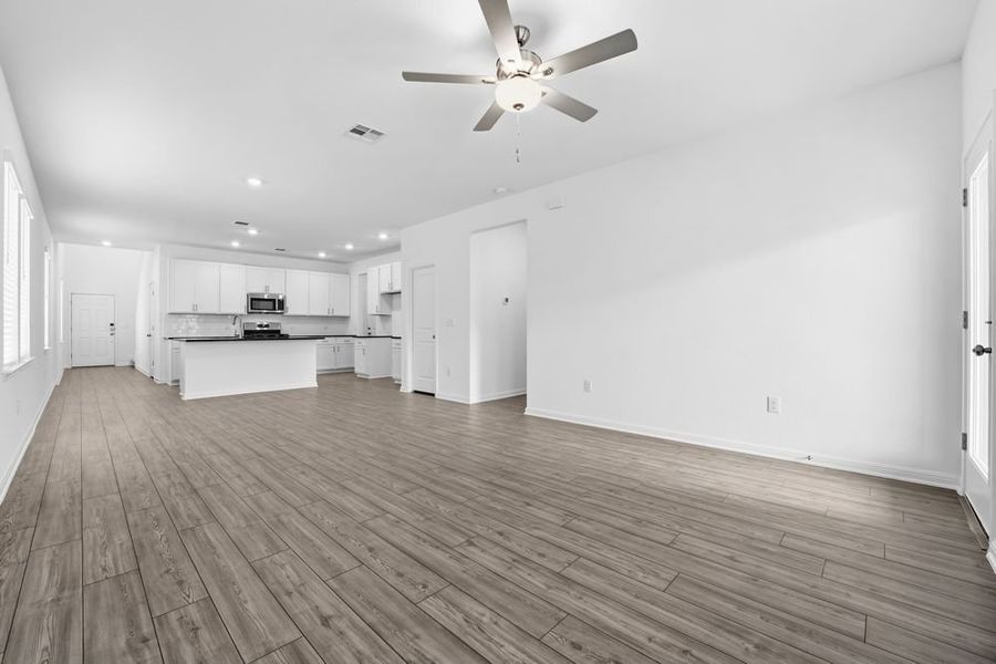 Spacious, unfurnished interior of a new home in Longview 40s, Del Valle (Image 11).