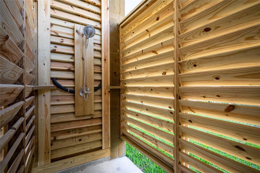 Exterior details and patio area of a home in , Bolivar Peninsula (Image 3).