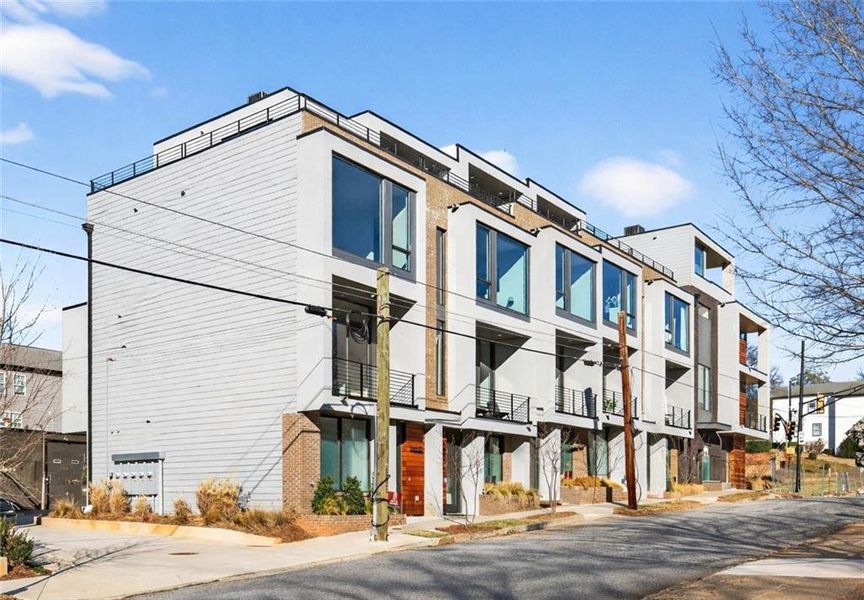 Condo located in Atlanta, GA showcasing its design and architecture (Image 4).