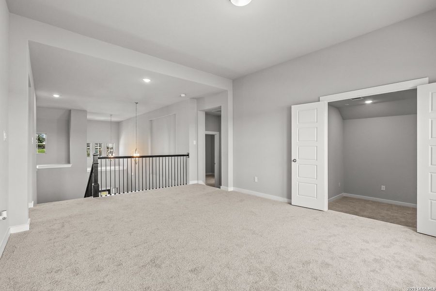 Spacious, unfurnished interior of a new home in Foxbrook, Cibolo (Image 36).