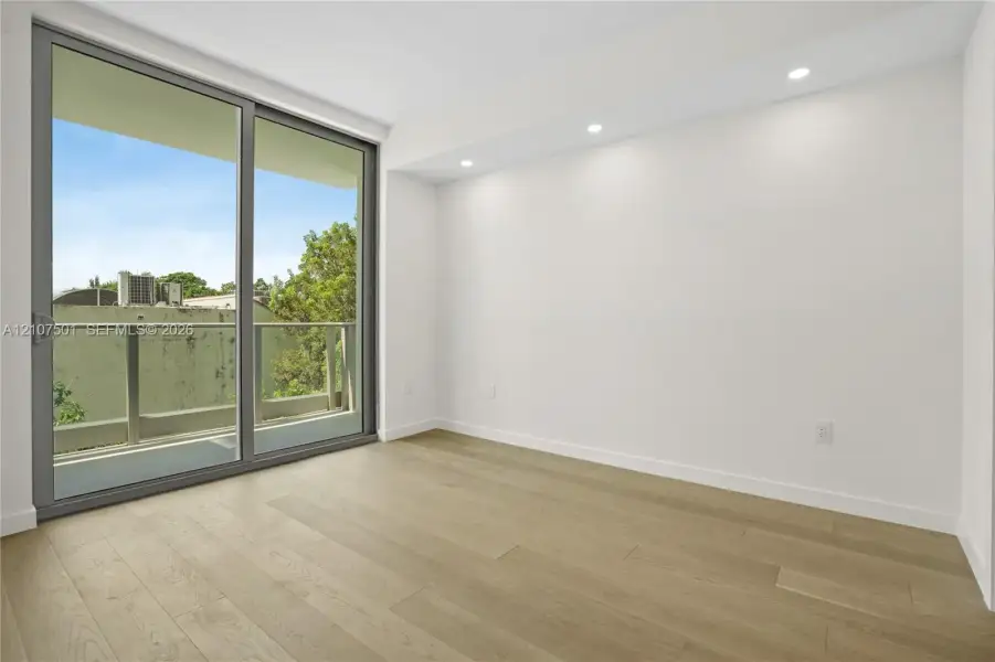 Spacious, unfurnished interior of a new home in , Miami (Image 39).