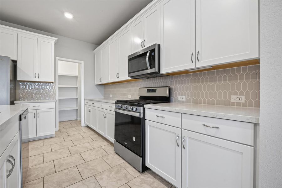 Furnished interior view inside a new home in , Texas City (Image 6).