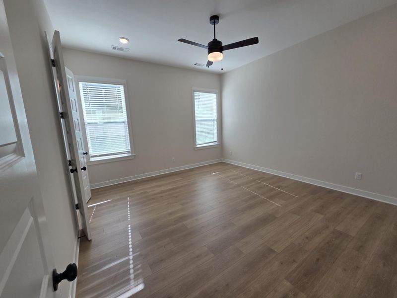 Spacious, unfurnished interior of a new home in Twin Oaks, Oakland (Image 13).