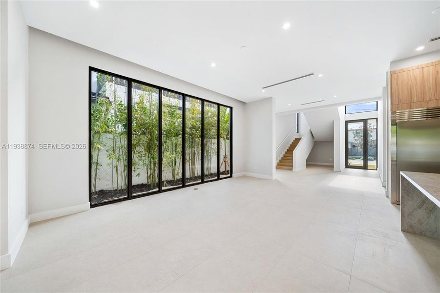 Spacious, unfurnished interior of a new home in , Fort Lauderdale (Image 17).