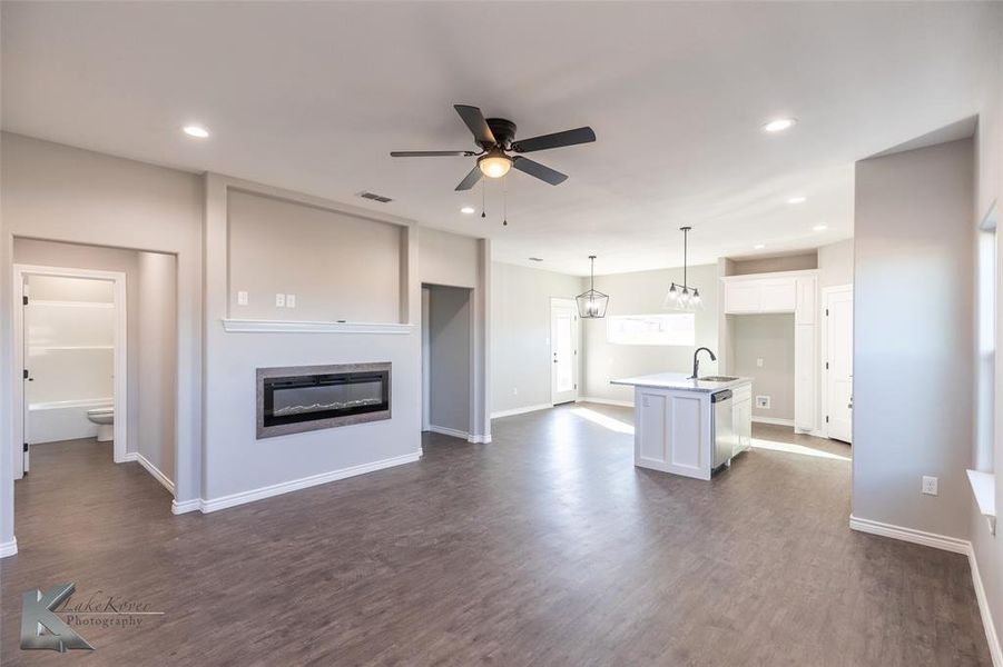 Spacious, unfurnished interior of a new home in , Abilene (Image 23).