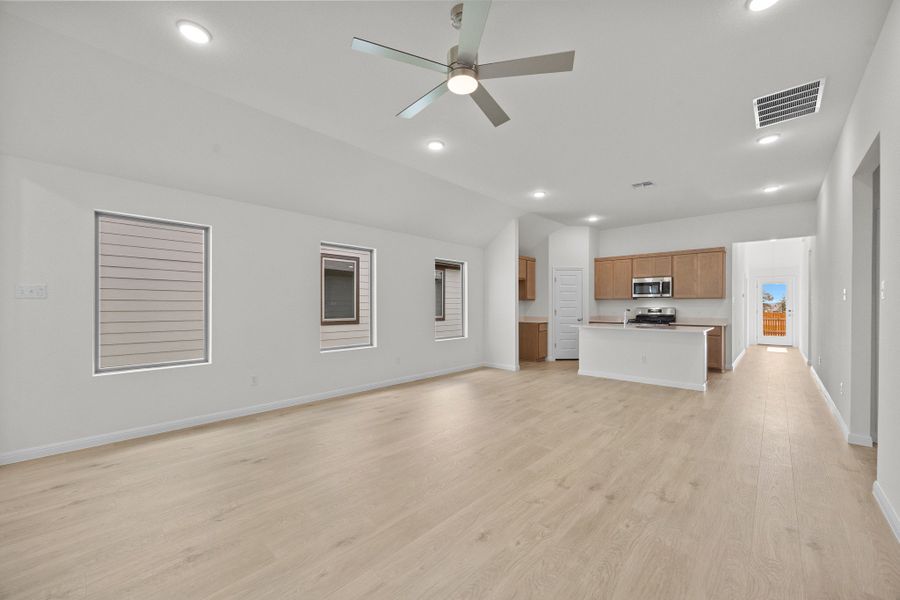 Spacious, unfurnished interior of a new home in Trinity Ranch, Elgin (Image 16).
