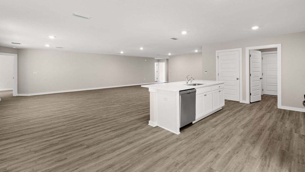 Spacious, unfurnished interior of a new home in Sunny Hills, Chipley (Image 11).