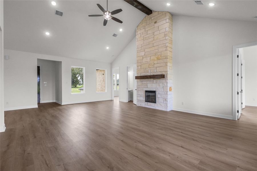Spacious, unfurnished interior of a new home in , Angleton (Image 14).