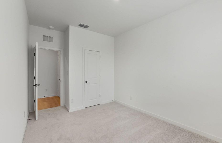 Spacious, unfurnished interior of a new home in Sunfield, Buda (Image 14).