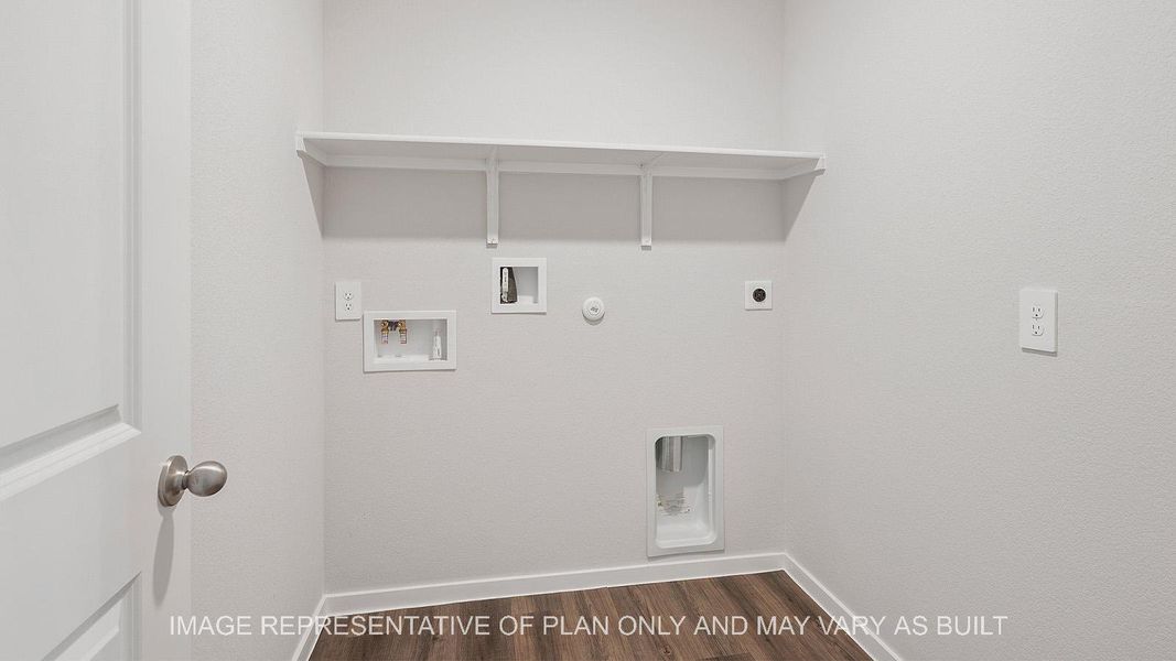 Spacious, unfurnished interior of a new home in Dove Crossing, Navasota (Image 14).